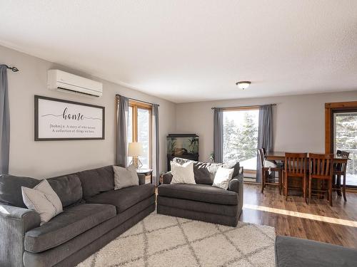 6636 Dawson Rd, Thunder Bay, ON - Indoor Photo Showing Living Room