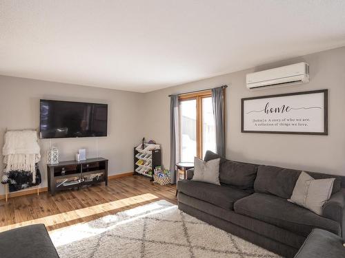 6636 Dawson Rd, Thunder Bay, ON - Indoor Photo Showing Living Room