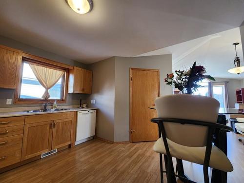 735 Porcupine Boulevard, Thunder Bay, ON - Indoor Photo Showing Kitchen With Double Sink