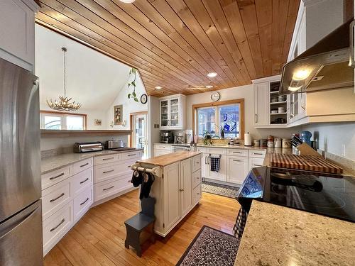 446 Carlton Road, Kenora, ON - Indoor Photo Showing Kitchen