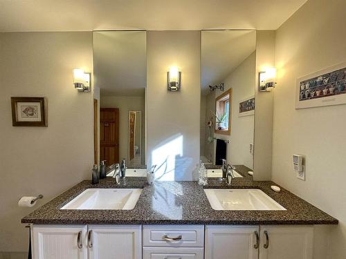 446 Carlton Road, Kenora, ON - Indoor Photo Showing Bathroom