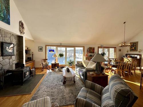 446 Carlton Road, Kenora, ON - Indoor Photo Showing Living Room