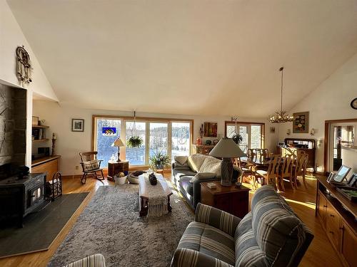 446 Carlton Road, Kenora, ON - Indoor Photo Showing Living Room