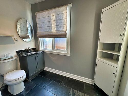 130 Pine Street, Thunder Bay, ON - Indoor Photo Showing Bathroom