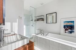 Salle de bains attenante à la CCP - 