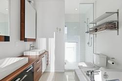 Salle de bains attenante à la CCP - 