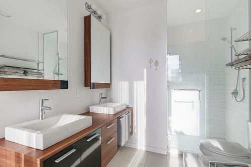 Ensuite bathroom - 704-90 Rue Prince, Montréal (Ville-Marie), QC - Indoor Photo Showing Bathroom