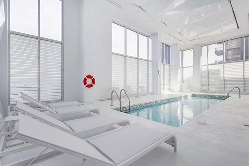 Piscine - 107-901 Rue De La Commune E., Montréal (Ville-Marie), QC - Indoor Photo Showing Other Room With In Ground Pool