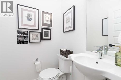 308 Grassland Boulevard W, Lethbridge, AB - Indoor Photo Showing Bathroom