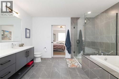 308 Grassland Boulevard W, Lethbridge, AB - Indoor Photo Showing Bathroom