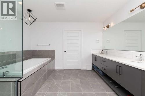 308 Grassland Boulevard W, Lethbridge, AB - Indoor Photo Showing Bathroom