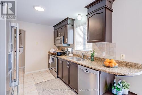 15 Claudette Gate, Hamilton, ON - Indoor Photo Showing Kitchen With Double Sink