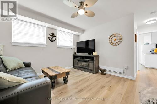 24 - 1347 Lakeshore Road, Burlington, ON - Indoor Photo Showing Living Room