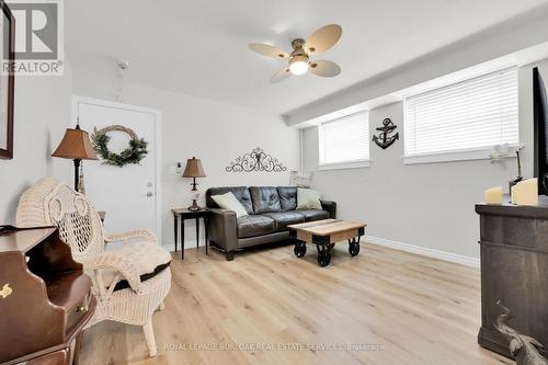 24 - 1347 Lakeshore Road, Burlington, ON - Indoor Photo Showing Living Room