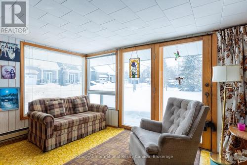 19 62Nd Street S, Wasaga Beach, ON - Indoor Photo Showing Living Room