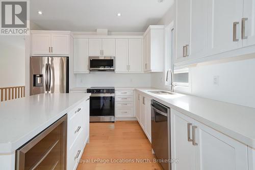 60 52Nd Street S, Wasaga Beach, ON - Indoor Photo Showing Kitchen With Double Sink With Upgraded Kitchen