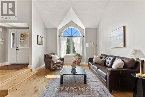 73 Springdale Drive, Kawartha Lakes (Lindsay), ON - Indoor Photo Showing Living Room