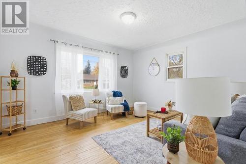 59 Mark St, Sault Ste. Marie, ON - Indoor Photo Showing Living Room