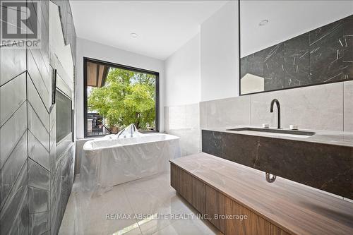 515 Roosevelt Avenue, Ottawa, ON - Indoor Photo Showing Bathroom