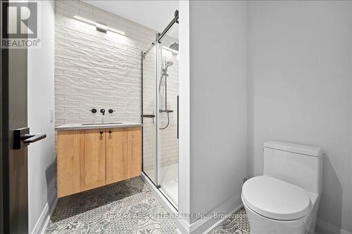 515 Roosevelt Avenue, Ottawa, ON - Indoor Photo Showing Bathroom