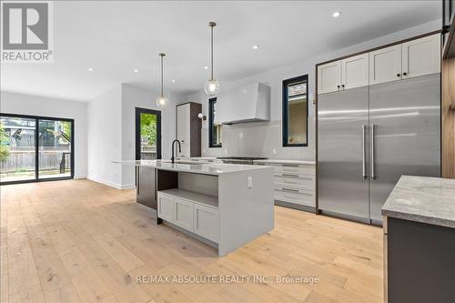 515 Roosevelt Avenue, Ottawa, ON - Indoor Photo Showing Kitchen With Upgraded Kitchen