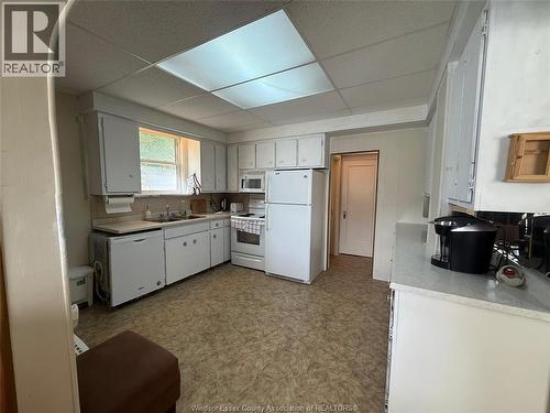 201 Grand Avenue West, Chatham, ON - Indoor Photo Showing Kitchen With Double Sink