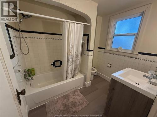 201 Grand Avenue West, Chatham, ON - Indoor Photo Showing Bathroom