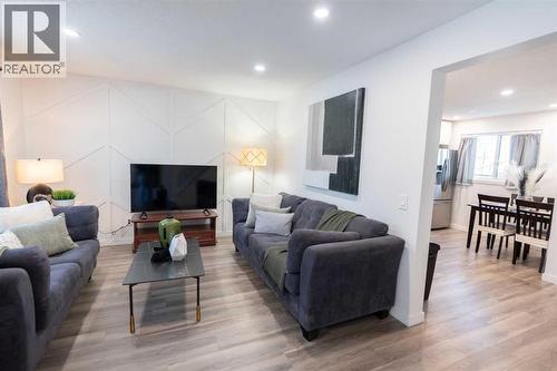 6223 Penedo Way Se, Calgary, AB - Indoor Photo Showing Living Room