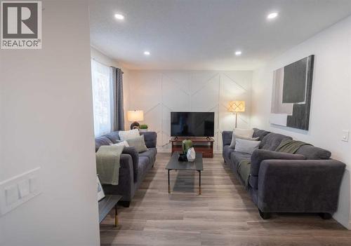 6223 Penedo Way Se, Calgary, AB - Indoor Photo Showing Living Room