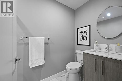 213, 310 15 Avenue Sw, Calgary, AB - Indoor Photo Showing Bathroom