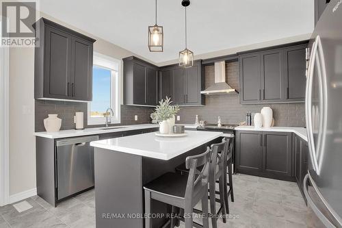 36 Felhazi Trail, Essa, ON - Indoor Photo Showing Kitchen With Upgraded Kitchen