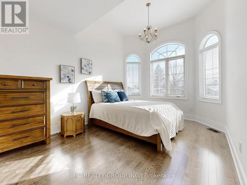 99 Coon'S Road, Richmond Hill, ON - Indoor Photo Showing Bedroom