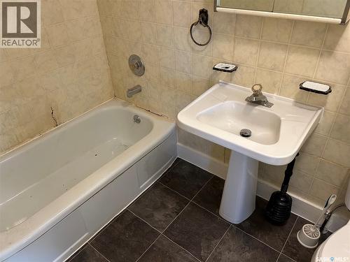 605 2Nd Street, Estevan, SK - Indoor Photo Showing Bathroom