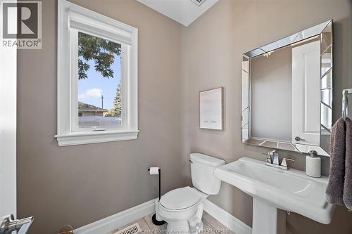 225 Elsworth, Lasalle, ON - Indoor Photo Showing Bathroom