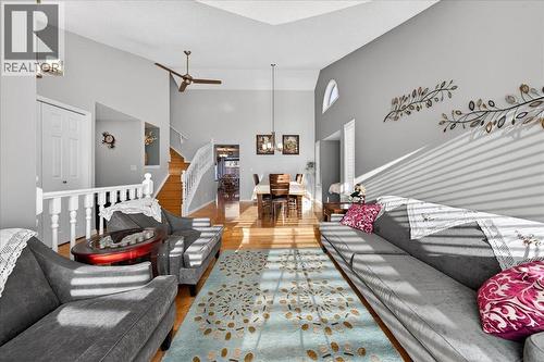 livingroom - 137 Woodbrook Road Sw, Calgary, AB - Indoor Photo Showing Living Room