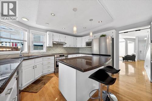 kitchen - 137 Woodbrook Road Sw, Calgary, AB - Indoor Photo Showing Kitchen With Stainless Steel Kitchen With Upgraded Kitchen