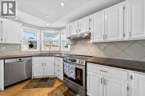 kitchen - 137 Woodbrook Road Sw, Calgary, AB - Indoor Photo Showing Kitchen With Stainless Steel Kitchen With Upgraded Kitchen