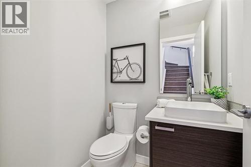 2924 15 Street Sw, Calgary, AB - Indoor Photo Showing Bathroom