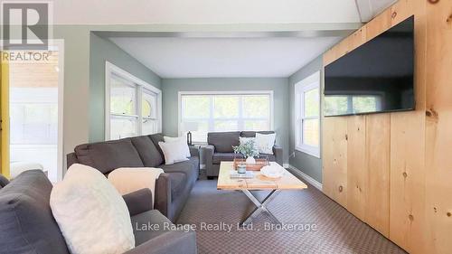 900 Victoria Road, Huron-Kinloss, ON - Indoor Photo Showing Living Room