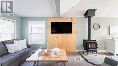 900 Victoria Road, Huron-Kinloss, ON - Indoor Photo Showing Living Room