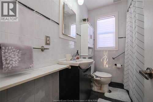 3465 Longfellow, Windsor, ON - Indoor Photo Showing Bathroom