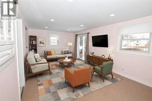 470 Maxwell Street, Sarnia, ON - Indoor Photo Showing Living Room