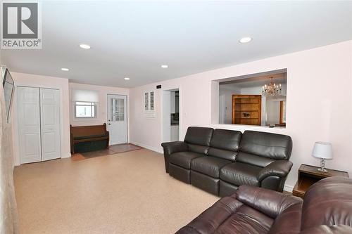 470 Maxwell Street, Sarnia, ON - Indoor Photo Showing Living Room