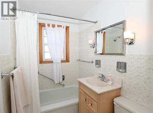 470 Maxwell Street, Sarnia, ON - Indoor Photo Showing Bathroom