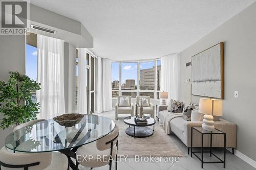 928 - 33 Cox Boulevard, Markham, ON - Indoor Photo Showing Living Room