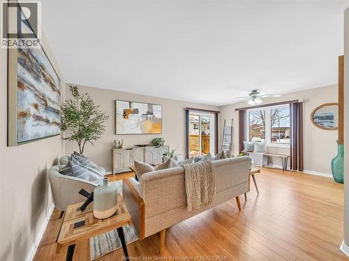 22 Golfway Drive, Essex, ON - Indoor Photo Showing Living Room