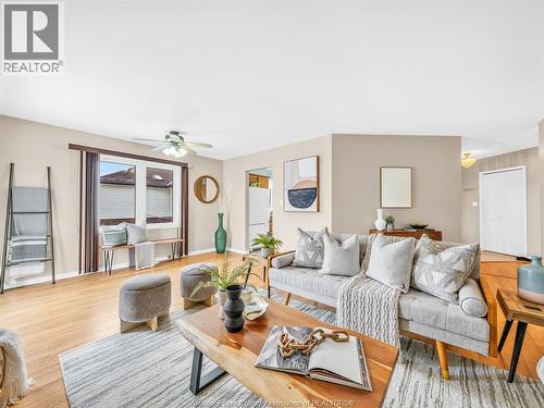 22 Golfway Drive, Essex, ON - Indoor Photo Showing Living Room