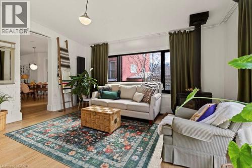 104 Garfield Avenue S, Hamilton, ON - Indoor Photo Showing Living Room