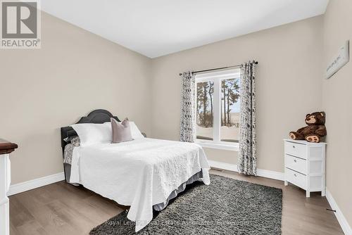 706183 County Rd 21, Mulmur, ON - Indoor Photo Showing Bedroom