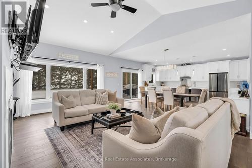 706183 County Rd 21, Mulmur, ON - Indoor Photo Showing Living Room